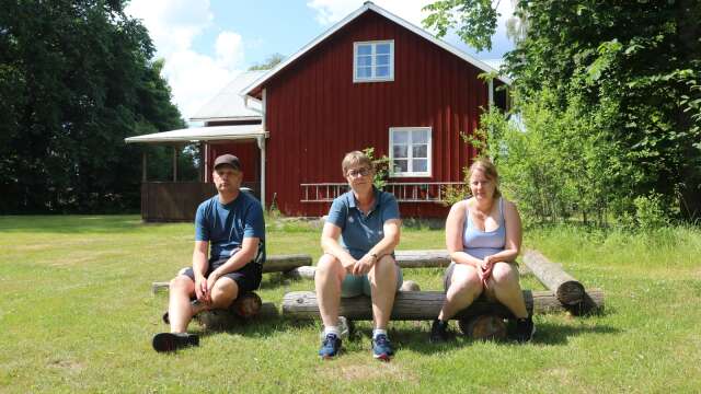Ingemar Ahlberg, Marianne Johansson och Ann-Kathrine Henningsson i Nossebro scoutförening är oroliga för verksamhetens framtid efter att kommunen vill köpa marken och scoutstugan.