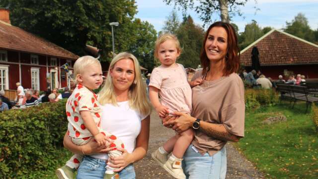 Jessica och Juni Svensson tillsammans med Veronica Karlsson och dottern Hollie Höglund besökte marknaden för första gången.