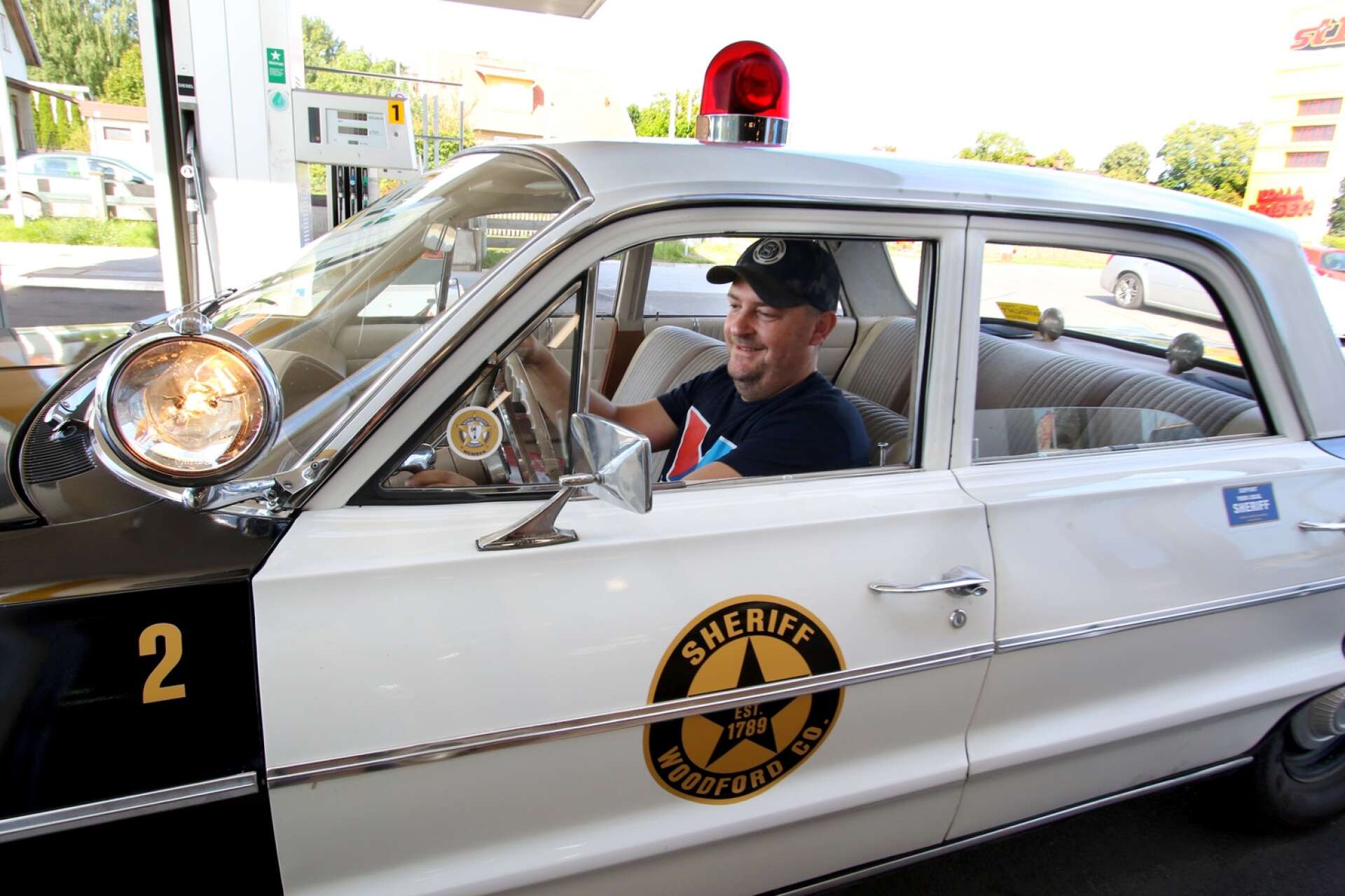 Mekaniker Jesper Stadin har precis tagit en provtur med en Chevrolet Bel Air ombyggd till tidstypisk polisbil.