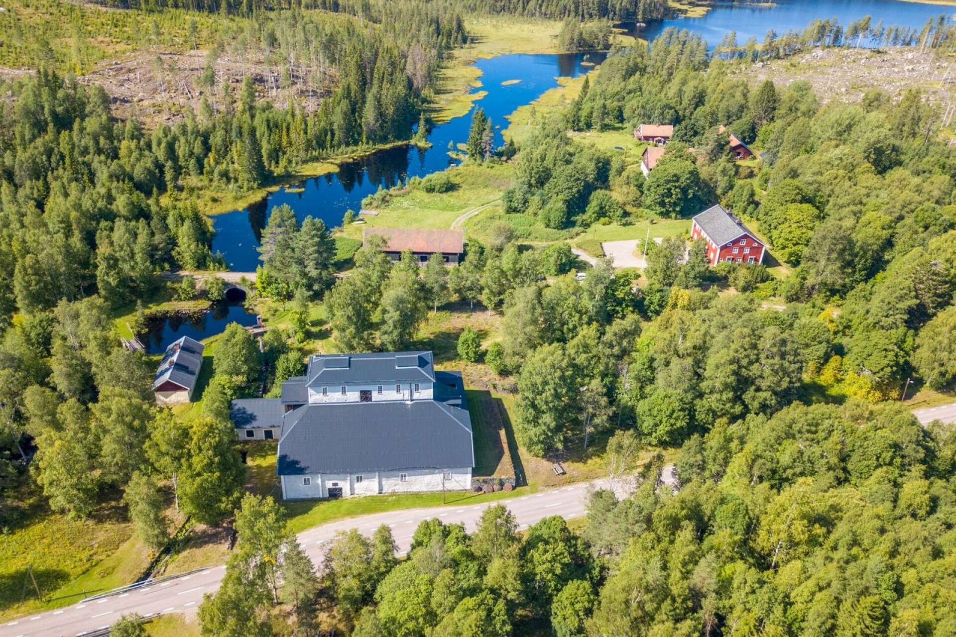 Herrgården ligger naturskönt i Motjärnshyttan ganska precis mitt emellan Hagfors och Filipstad och hela fastigheten är lite drygt 2,5 hektar stor.