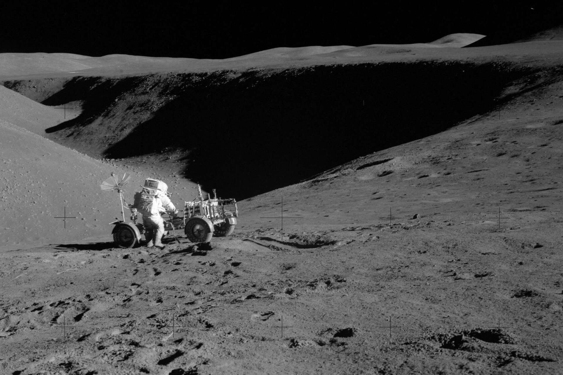 Dave Scott och månbilen vid Hadley Rille i närheten av Elbow-kratern.