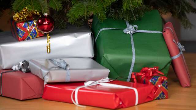 Platta paket väntar de flesta kommunanställda i Värmland. Troligen ligger där i en inbjudan till julbord eller ett presentkort.