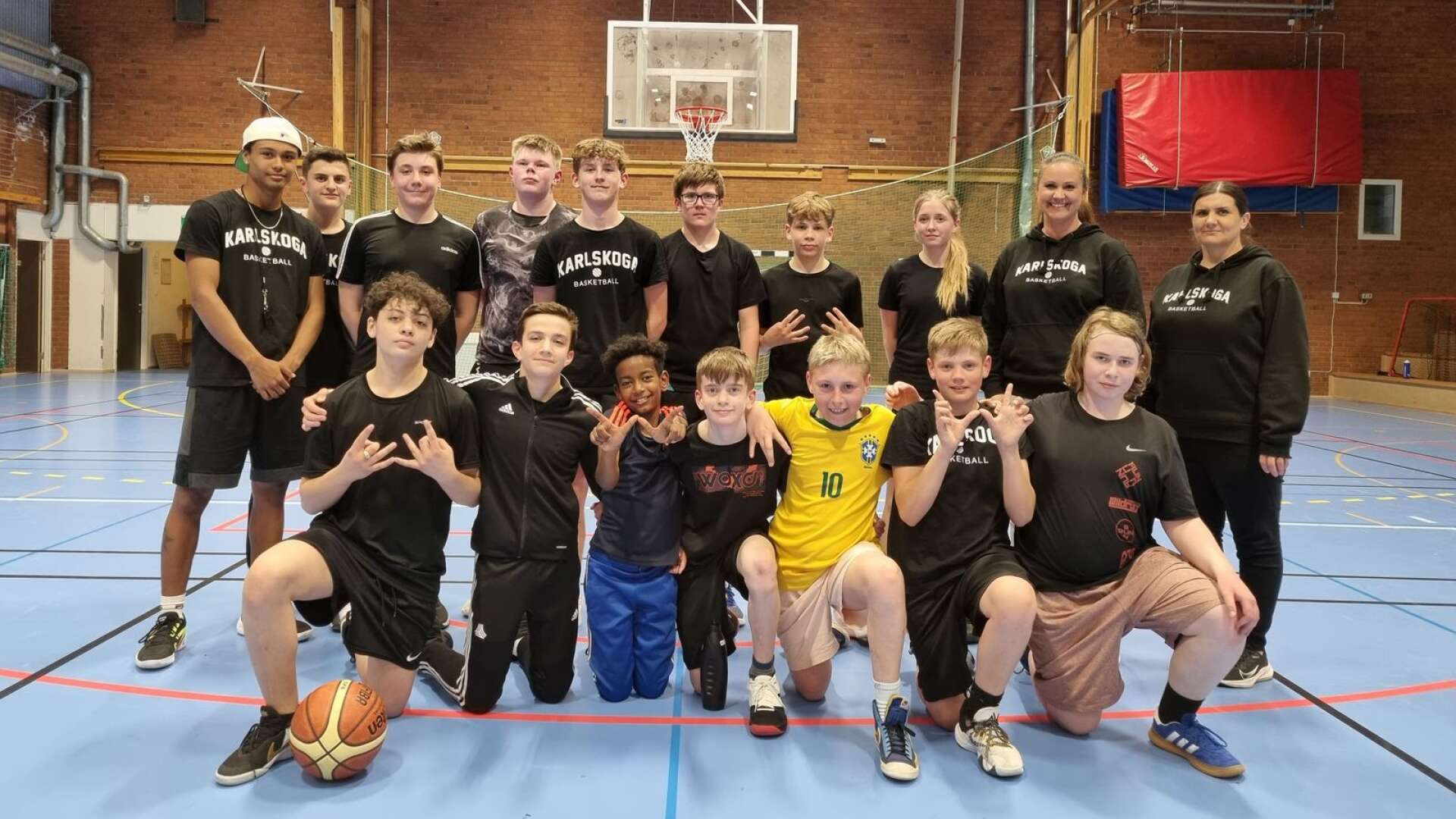 KFUM Karlskoga Basket har ett rejält uppsving efter några magra år. Här ses föreningens lag för pojkar födda mellan 2008 och 2010. 