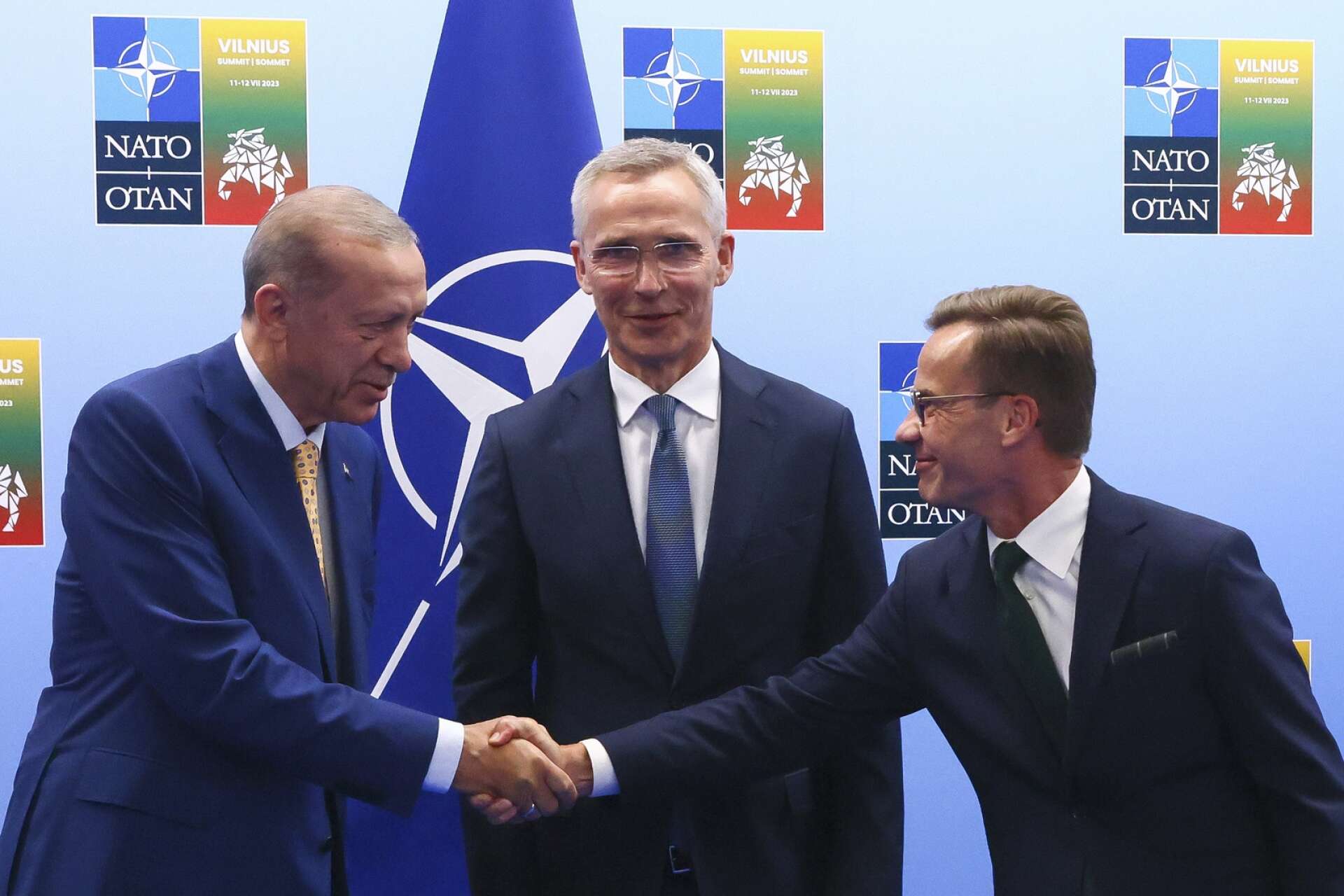 Erdogan skakar hand med statsminister Ulf Kristersson medan Natos generalsekreterare Jens Stoltenberg ser på.