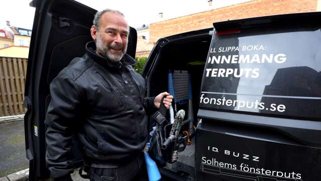 Per-Olof Tapper, ägare till Solhems fönsterputs i Skövde har laddat upp med elbilar till sitt företag.