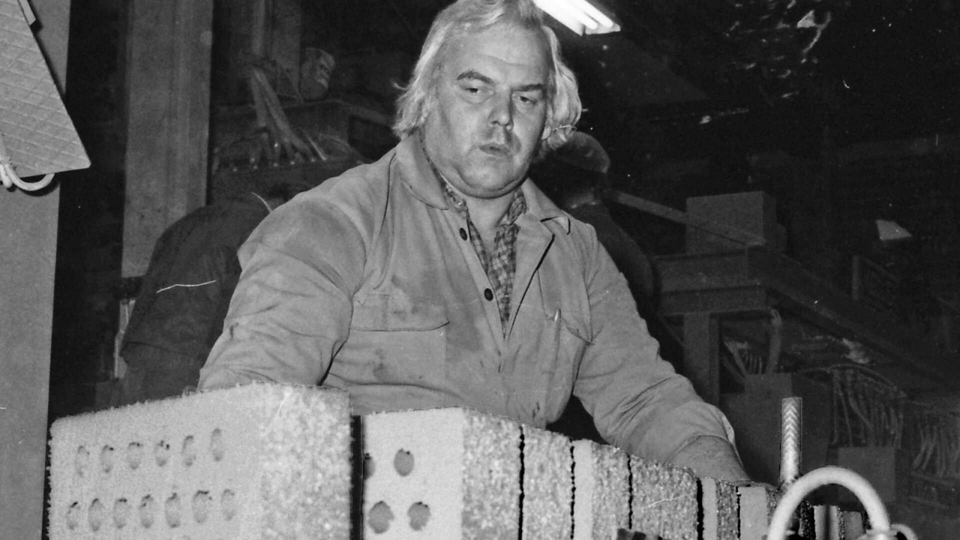Nya tegelstenar under tillverkning under överinseende av S-E Lund. Bilden är från 1986. 