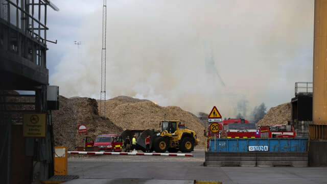 En mycket kraftig brand rasar i Norrköpings hamn. Branden har spridit sig till en stor hög med timmer, och räddningstjänsten har begärt flygunderstöd med helikoptrar för att förhindra ytterligare spridning.