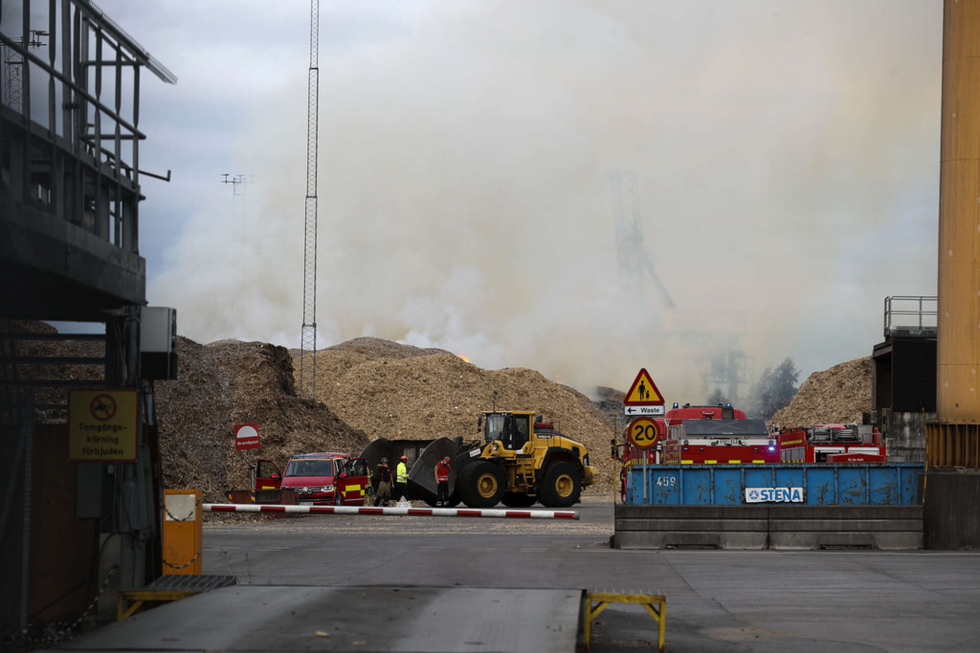 Räddningstjänsten försöker få kontroll över en mycket kraftig brand i Norrköping. 