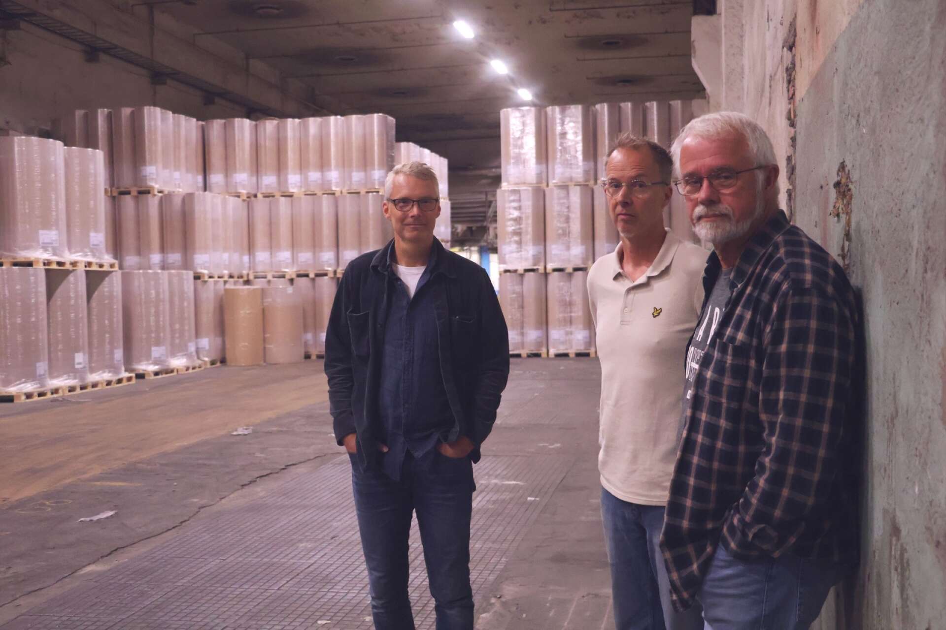 Roger Karlsson, Stefan Halvordsson, Peter Halvordsson och Roger Karlsson inne i industrilokalerna bland betong och pappersrullar som nu ska fyllas med musik.