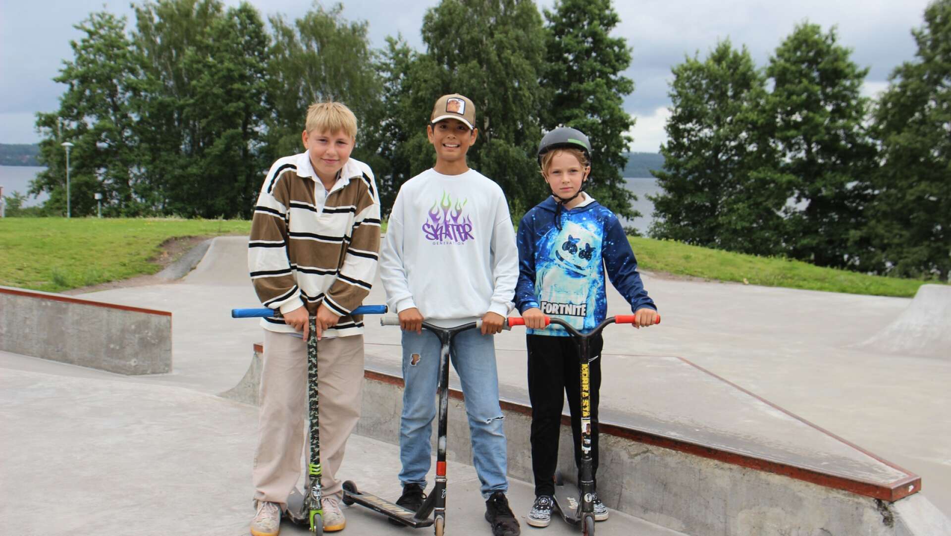 Elliot Schmitt, Kevin Nagi och Felix Karlström är glada över att skateparken finns. 