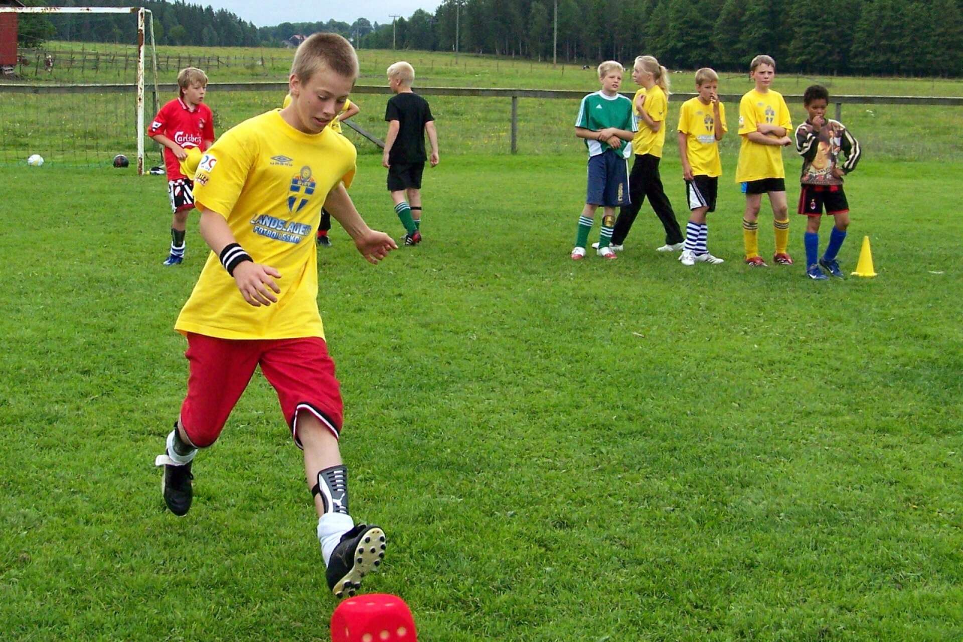 Bilden är tagen när Oskar var i början av sin fotbollskärriär. Här är det fotbollsskola på Kilavallen. 