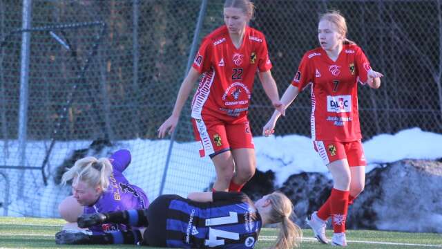 Töreboda IK:s damer fixade oavgjort mot Ulricehamns IFK i sista gruppspelsmatchen i DM. Här syns målvakten Louise Rask, Josefine Andersson (nr 22) samt Moa Thorsell Gustavsson (nr 7).