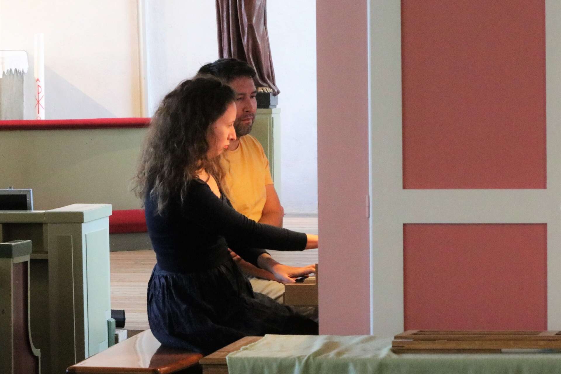 Anna Korsun fick hjälp att vända notblad när hon framförde sin komposition &quot;Pulsar&quot; på orgeln i Åmåls kyrka.