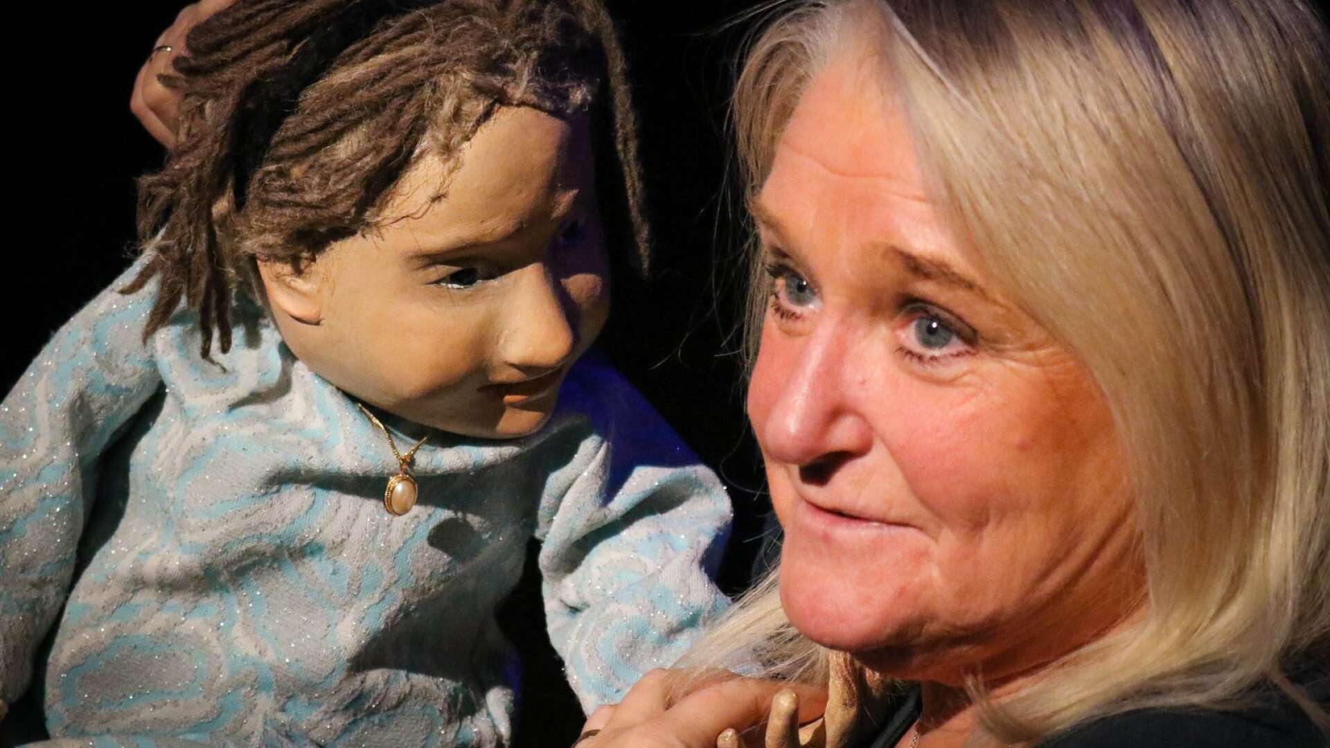Mamma Elisabeth finns med på scenen i egenskap av den här dockan och bjuder tillsammans med Eva Dällerud på strålande teater