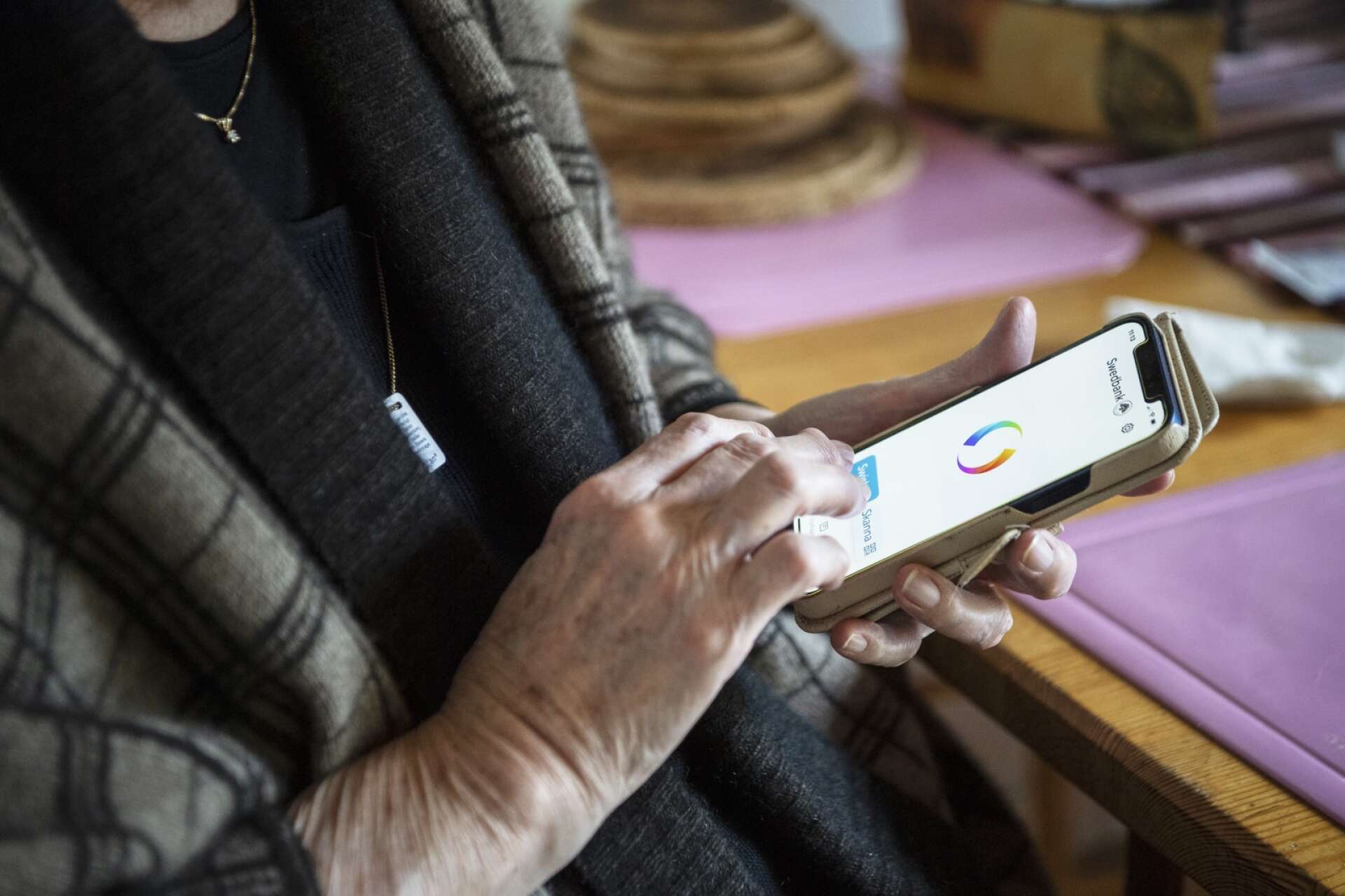 Bedrägerier via mobil, bank-id och swish ökar. Äldre personer är mer utsatta för risken att bli lurade via okända samtal och meddelande. Genrebild.