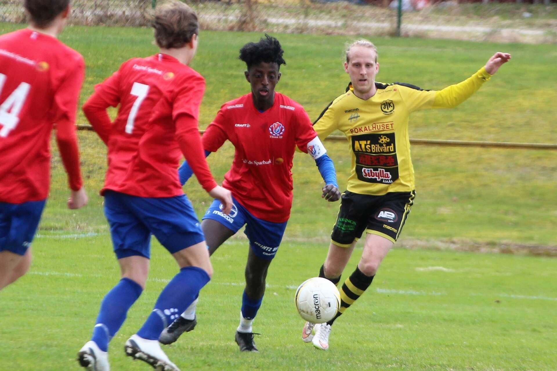 Tössekaptenen och vänsterbacken Abdiasis Elmi Muhumed plockar bollen framför FIK-yttern Mathias Andersson.