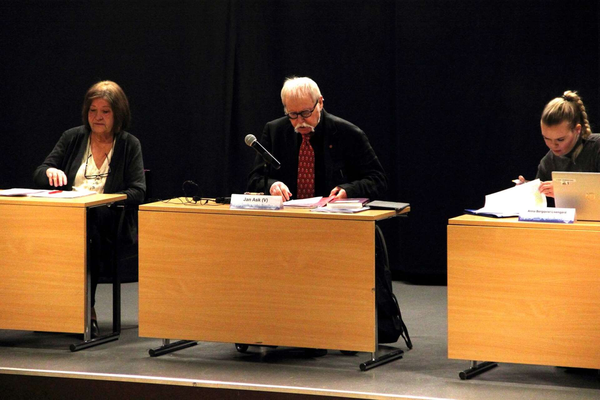 Nya presidiet i fullmäktige, Jan Ask (V) ordförande, flankeras av Marianne Högberg (S) vice ordförande och sekreterare Anna Bergqvist Livengård.