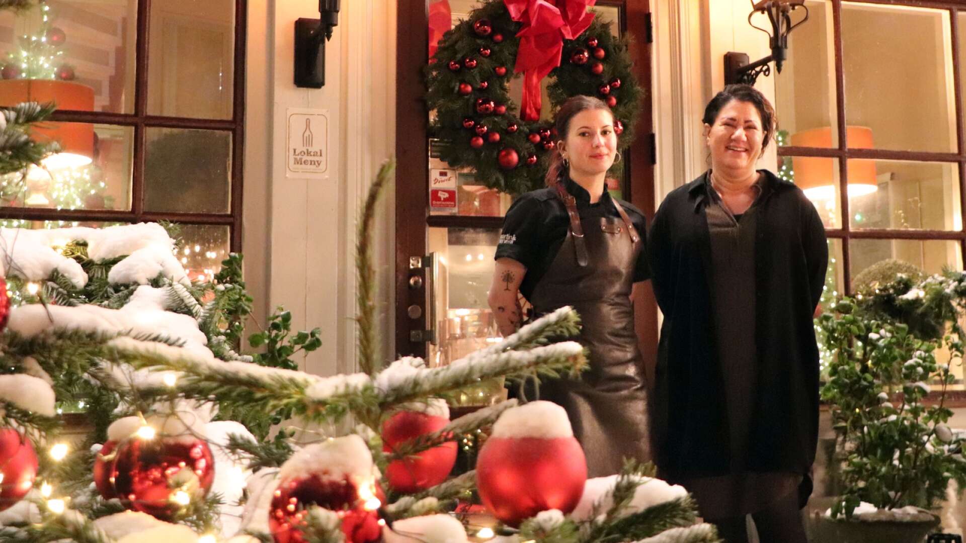 Köksmästaren Jenny Ståhlberg och Karstorps ägare Charmi Malek säger att julkänslan är viktigt. Den ska möta besökaren redan vid ankomsten och följa med in till det dignade julbordet.