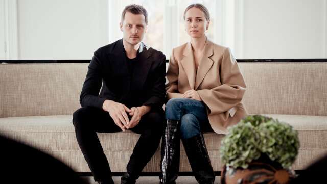 Makarna Karl Lindman och Elin Kling driver prisade modevarumärket Totême. De prisades nyligen på NK-galan.