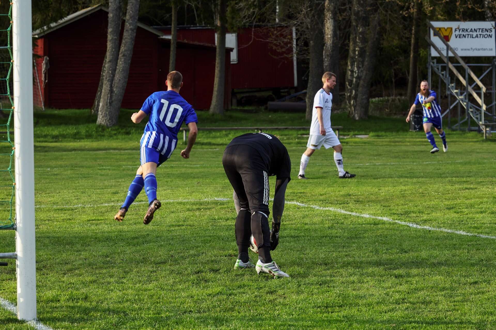 Anton Larsson deppar efter att Oscar Hendén prickat in 2-0.
