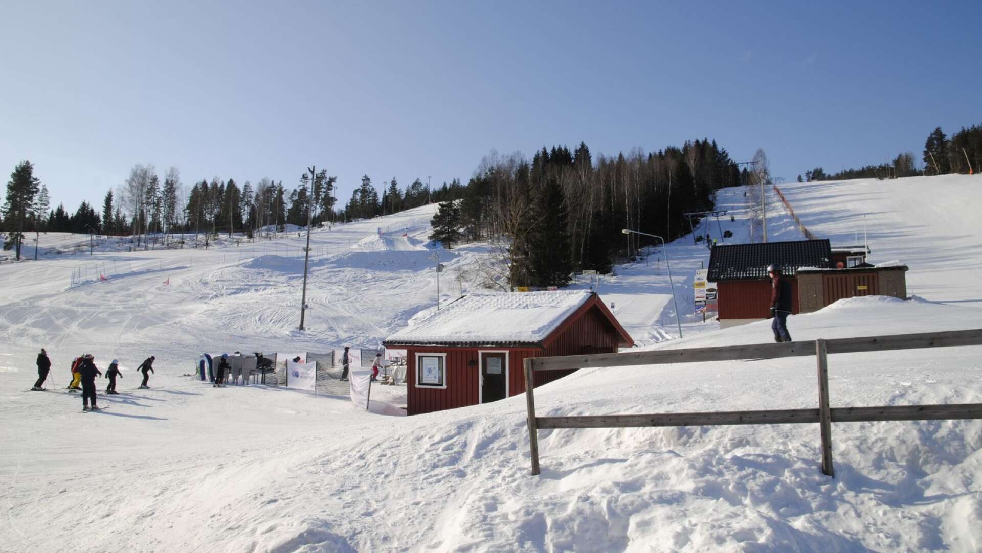 Vackert om vintern, som nu. Men Valfjället skicenter ska locka gäster även när snön har smält och satsar nu på en höghöjdsbana. Om politikerna vill.