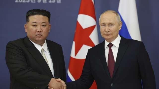 Nordkoreas ledare Kim Jong-Un skakar hand med ryska presidenten Vladimir Putin.