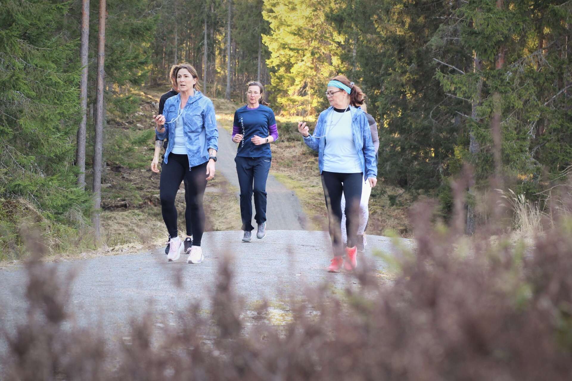 Marianne Payne och Eva-Lotta Lundgren har startat en löpargrupp i Åmål. Varje onsdag drillas de fem deltagarna i löpskolning och löpteknik. 