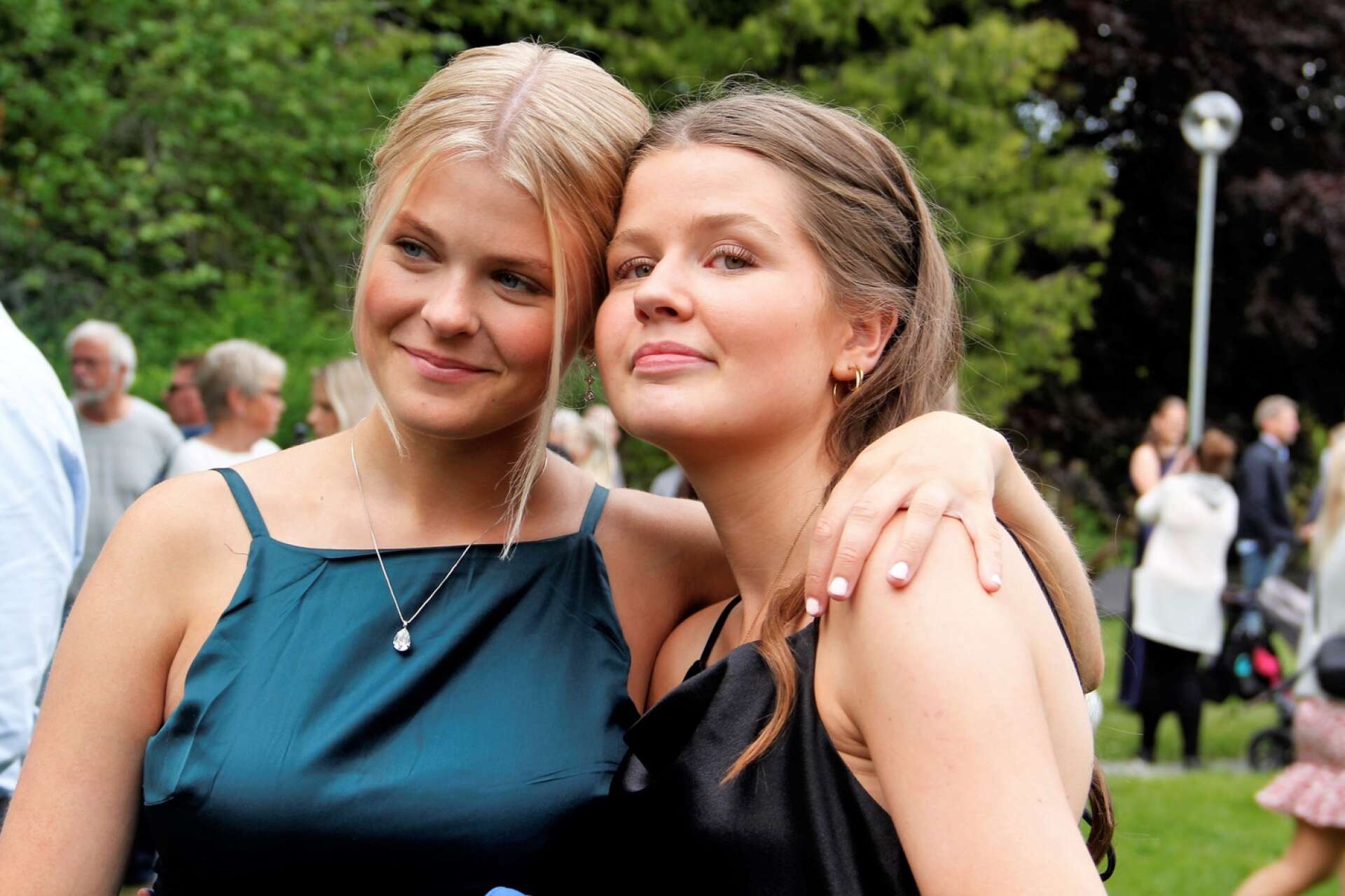 Klara Eldh och Antonia Nilsson – två glada studenter i vimlet strax innan balen.