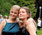 Klara Eldh och Antonia Nilsson – två glada studenter i vimlet strax innan balen.