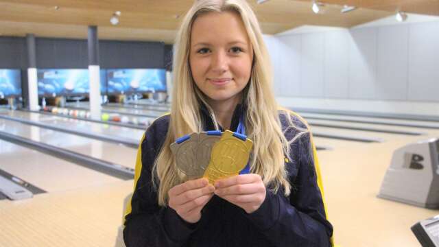 Mariestadstjejen Kajsa Samuelsson passar på att besöka Mariestads bowlingcenter när hon nu är hemma på påsklov från gymnasiet i Nässjö. 16-åringen tog tre medaljer vid JEM i Wien.