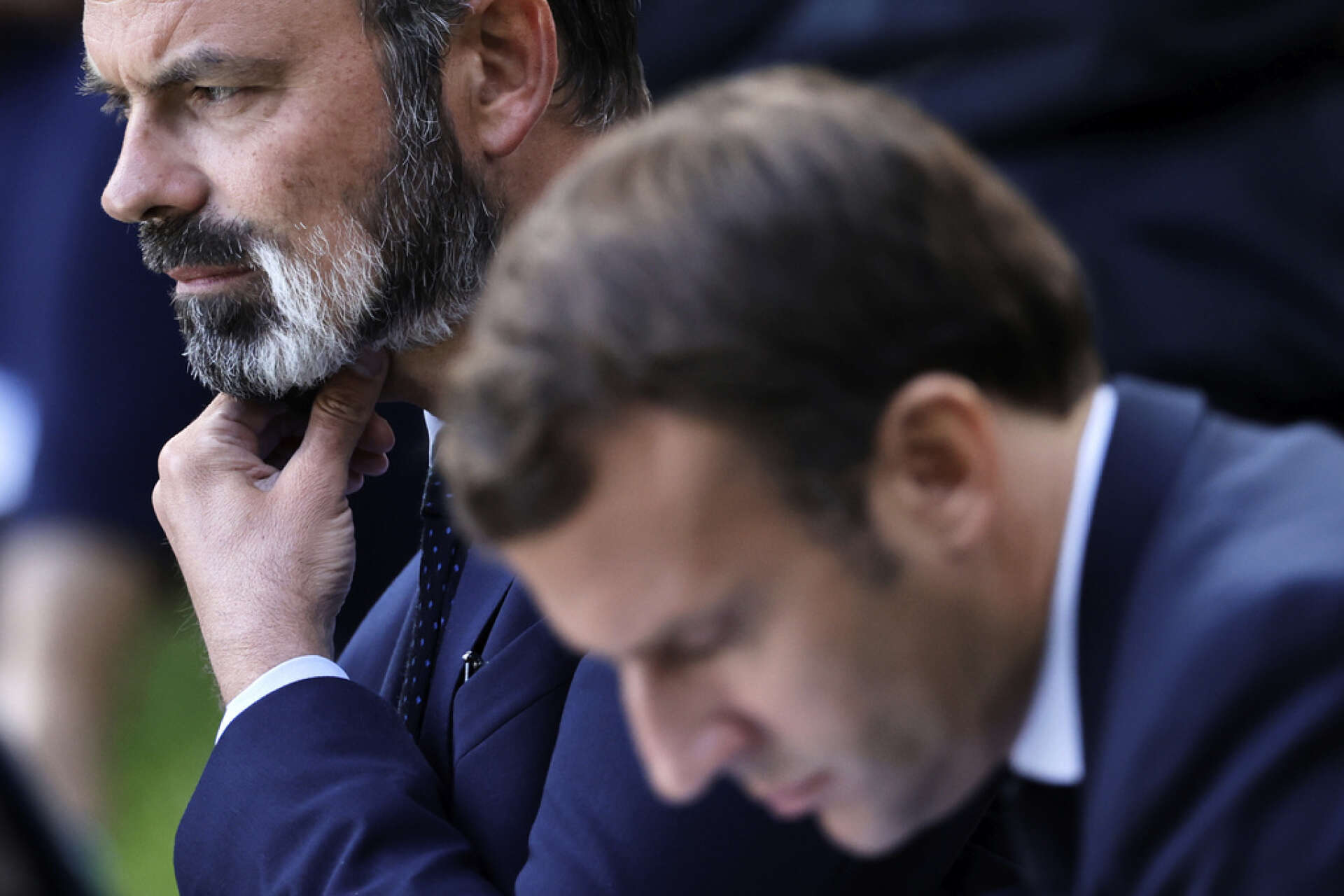 Frankrikes president Emmanuel Macron får ombilda sin regering då premiärminister Édouard Philippe (i bakgrunden) avgår. Arkivfoto.