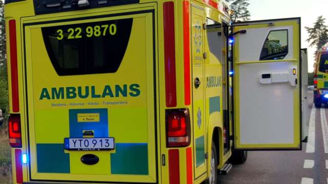 Ambulanspersonal fick rädda en berusad man som hade ramlat i älven.