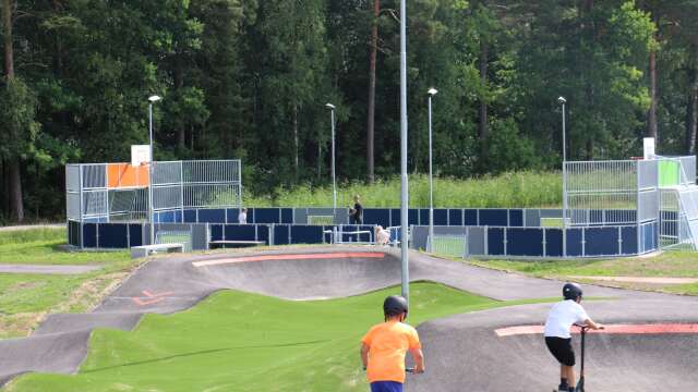 Bild från när en pumptrackbana invigdes i Tibro. En aktivitetspark med bland annat en sådan bana planeras det för i Hova. 