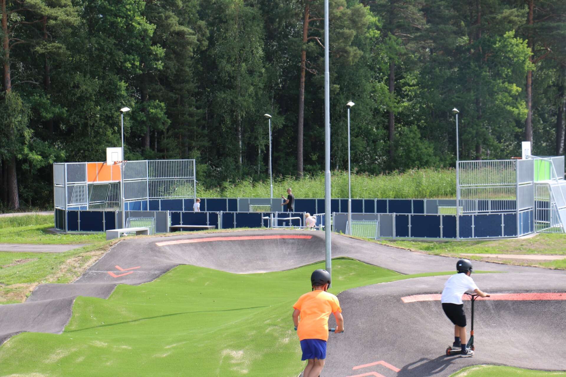 Bild från när en pumptrackbana invigdes i Tibro. En aktivitetspark med bland annat en sådan bana planeras det för i Hova. 