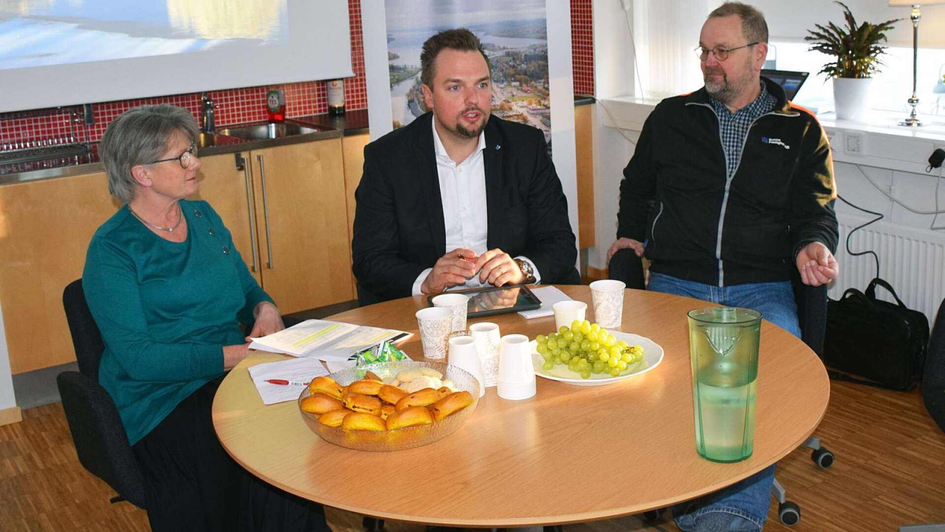  Kommunalråden Gunilla Ingemyr (C) och Tobias Eriksson (S), även ordförande i Sunne Fastighets AB och fastighetsbolagets vd Anders Svensson under onsdagens presskonferens.