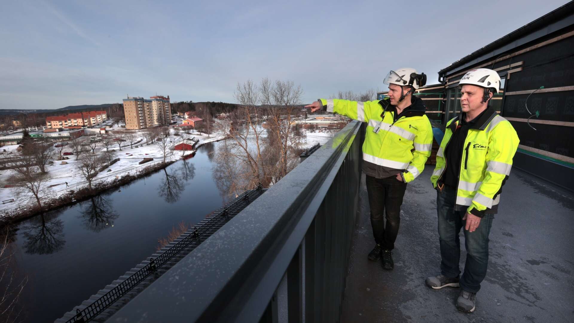 Lars Andersson projektledare Riksbyggen och Peter Åslund platschef Elms beundrar utsikten från den stora terrassen.