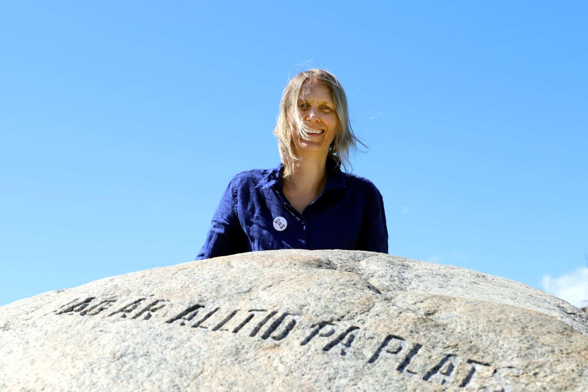 Ulrika Sparre har skapat Kristinehamns nyaste offentliga konstverk, en stor sten med inskriptionen Jag är alltid på plats. Det står i stadsparken och väcker tankar om närvaro och natur, men också livets förgänglighet.