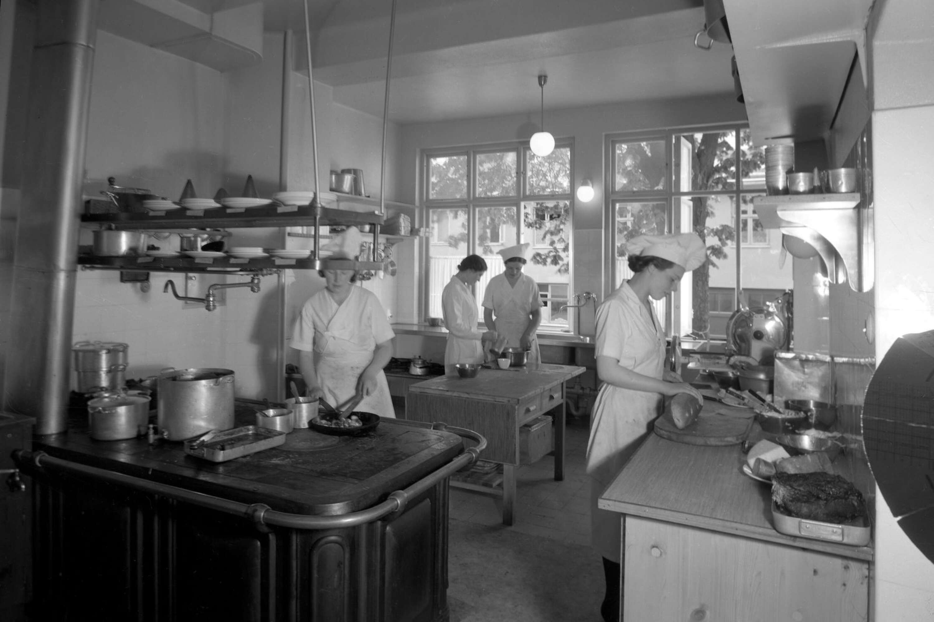 1938 såg det ut så här inne i köket på Mjölkbaren när personalen förbereder maten.
