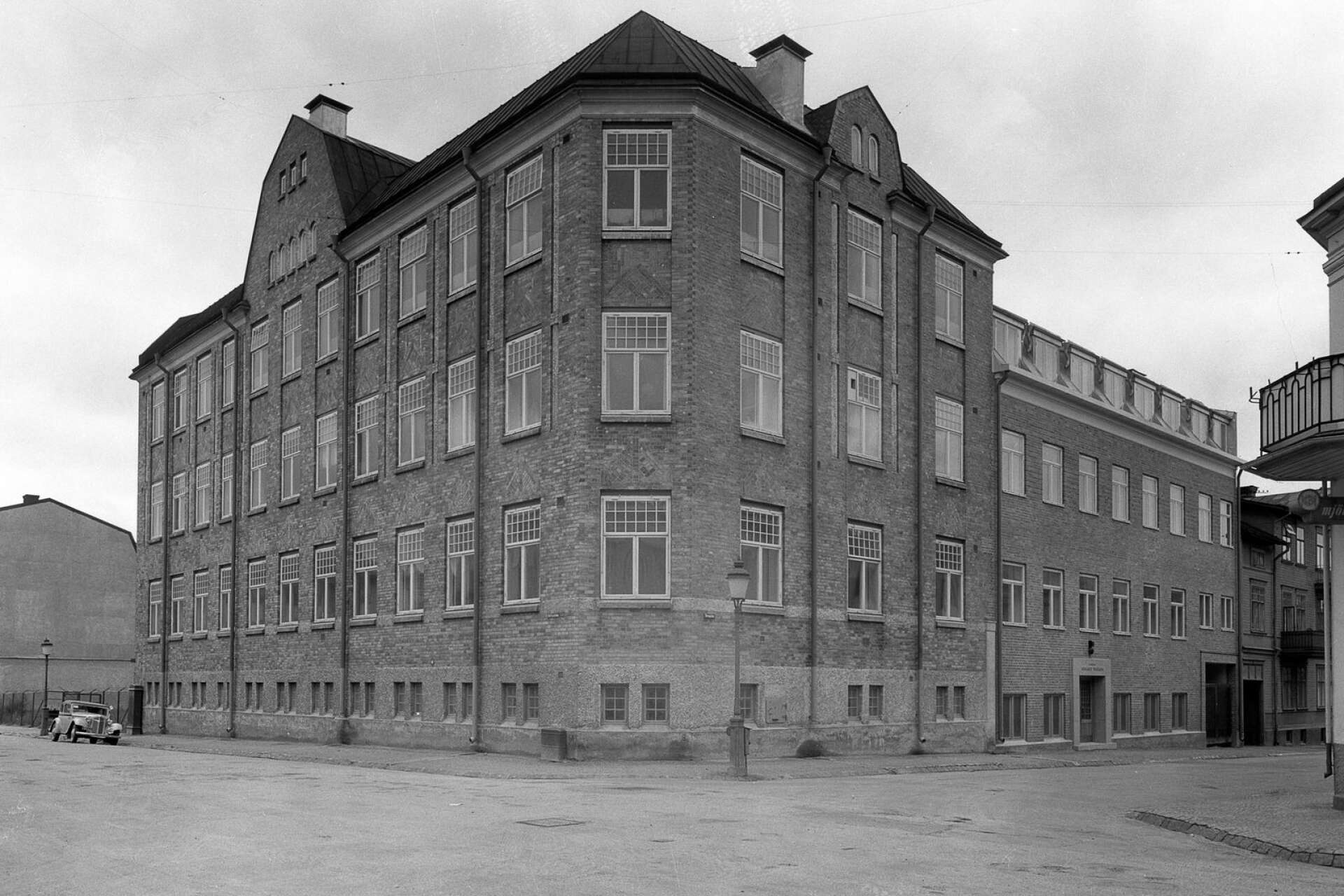 Värmlands trikås textilindustri på Herrhagen år 1947. Huset byggdes 1914 och är i dag klassat som särskilt värdefullt av kommunen.