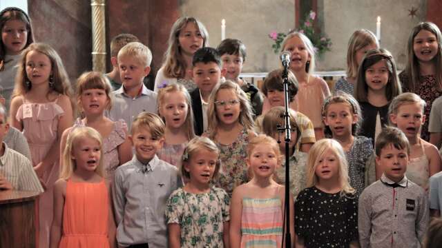 Förskoleklass–årskurs 3 sjöng Midsommarblomster och Nu är det sommarlov vid avslutningen i Norra Fågelås kyrka. 