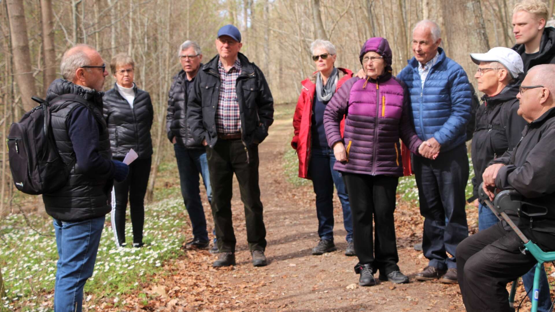 Under våren bjöd hembygdsföreningen i Hassle på en kulturvandring i Hästhagens naturreservat. Lars Holmén var guide.