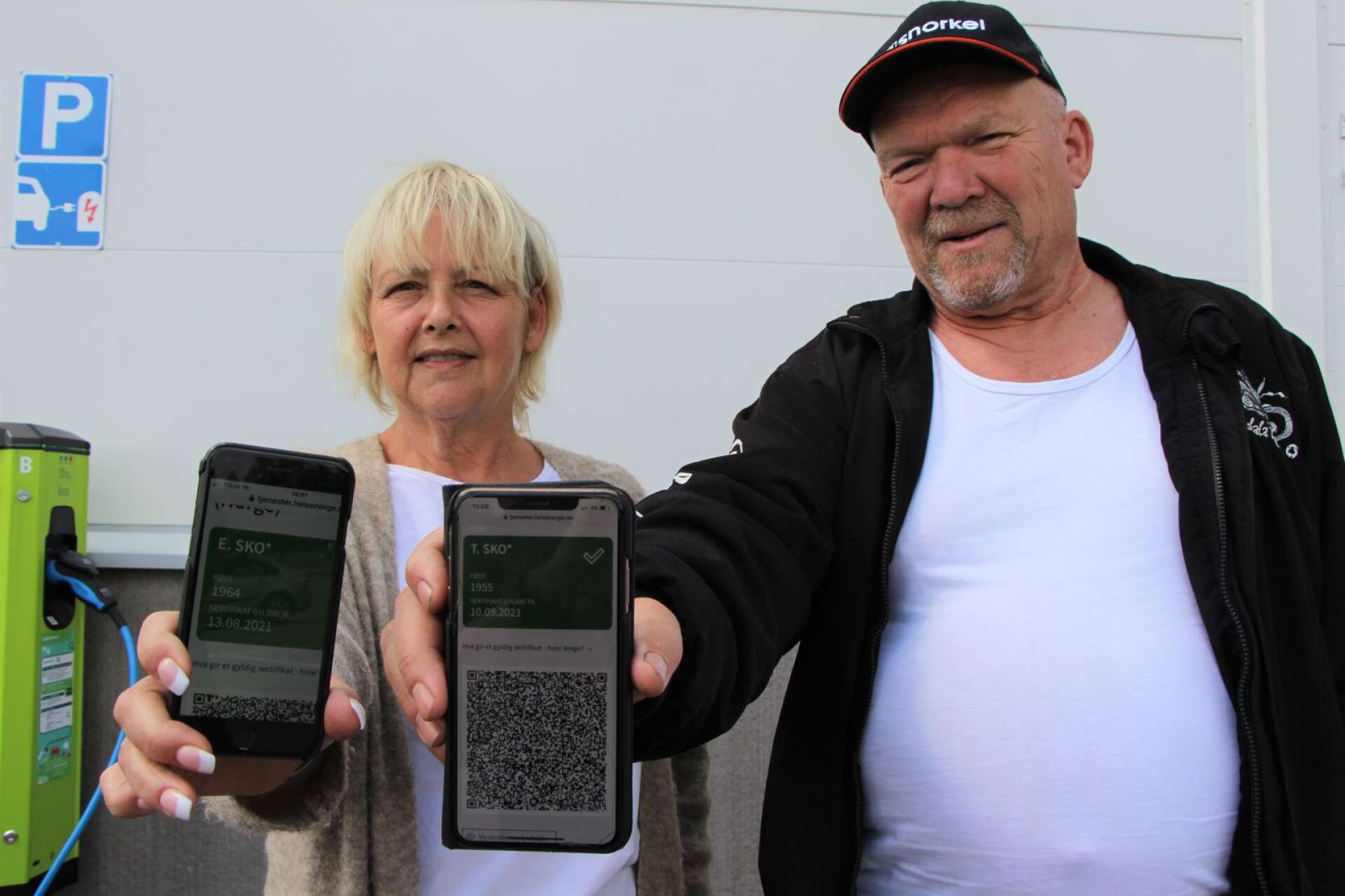 Eva och Trond Skotterud har ”grönt kort” i sina telefoner.