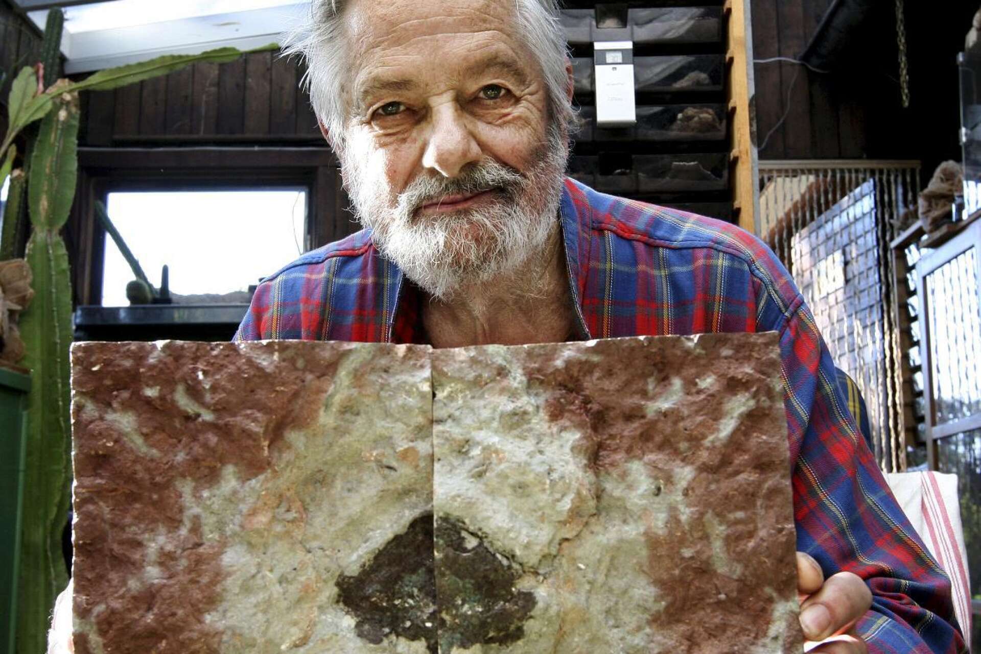 Mario Tassinari med sitt största fynd, den 470 miljoner år gamla meteoriten. Bilden togs 2014, ett par år innan den presenterades som en världssensation.