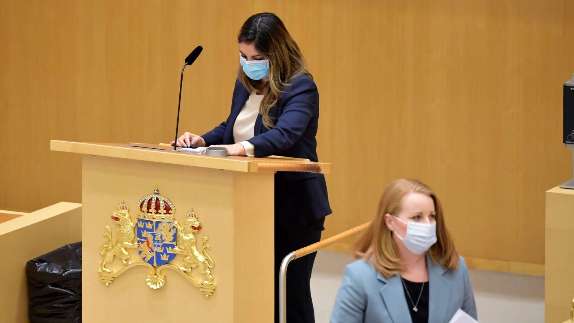 Men det forskarna är upprörda över i Sverige är tvärtom att man använder munskydd utan att kräva det av allmänheten, skriver Byrån.
