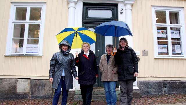 Maria Johansson, Elisabeth Göthberg, Birgitta Karlsson och Linda Skärfstad Stål har tillsammans skapat en miniatyrvandring i Gamla stan. 