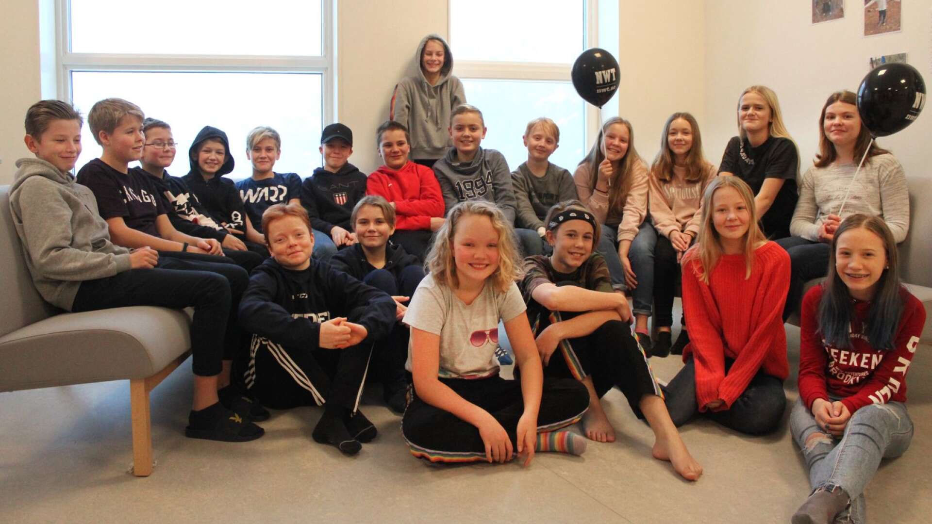 Klass 6 B på Bärstadsskolan på Hammarö stod för bästa läsarbild i Minibladet under hösten. Priset på 1 500 kronor kommer de att använda till skolresan.