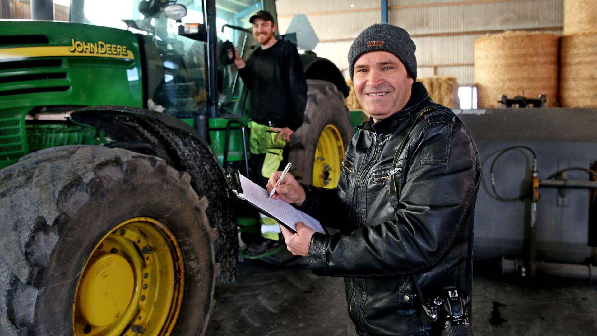 Så här kan det se ut när årets lantbruksjournalist är ute på jobb, penna och anteckningsblock i högsta hugg. På traktorn syns lantbrukaren Wilhelm Svederberg. 