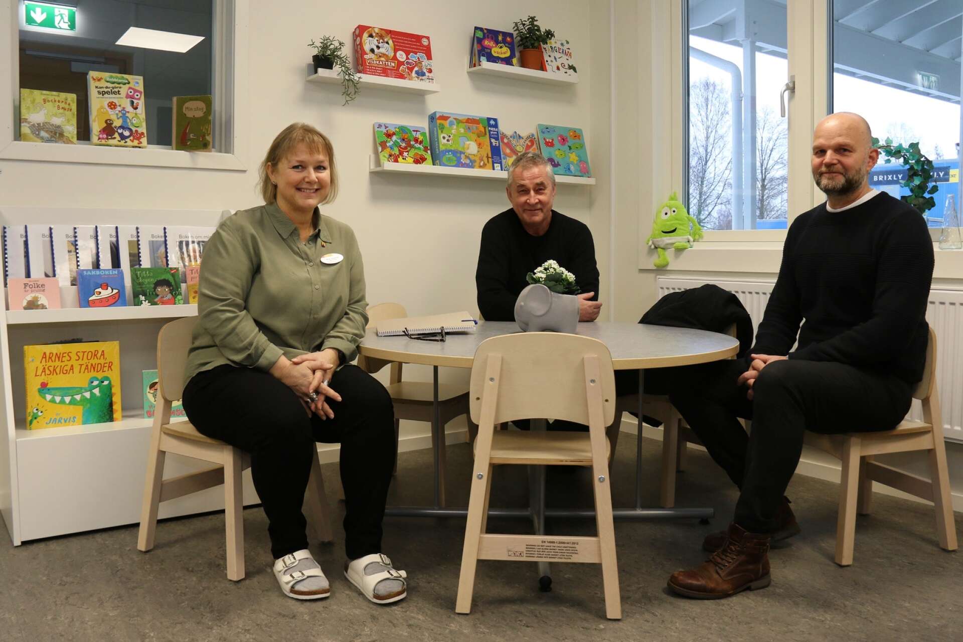 Rektor Mia Grahn tar plats vid ett av barnens bord tillsammans med Boo Westlund (OR) och Conny Meijer, fastighetschef på Hagfors kommun.