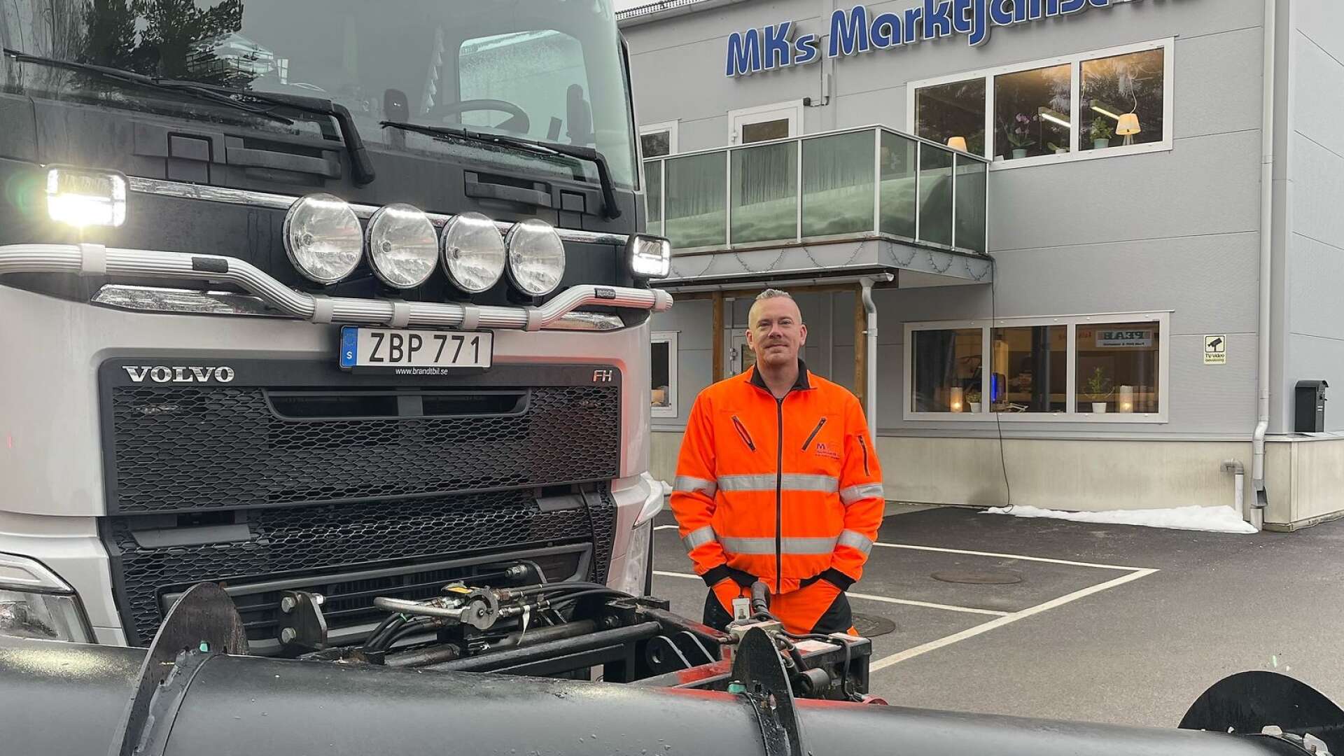 Anders Lundh är en av flera plogbilsförare som har kämpat mot vädret under de gångna dagarna. Nu sätter han ner foten efter att hård kritik har haglat på sociala medier. 