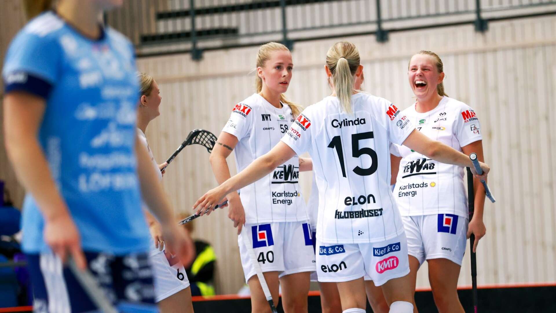 Lisa Rengärde, till vänster, är en av spelarna som missar lördagens bortamatch mot Falun.